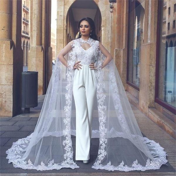 Vintage Hosen Anzüge Hochzeitskleider mit Cape v Hals Spitze applizierte Satin -Brautkleider Saudi -arabischer Strand Plus Größe Vestito da Sposa