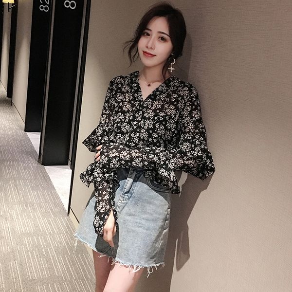 

spring 2019 new female korean ruffled floral v-neck chiffon shirt bat sleeve fairy bottoming shirt, White