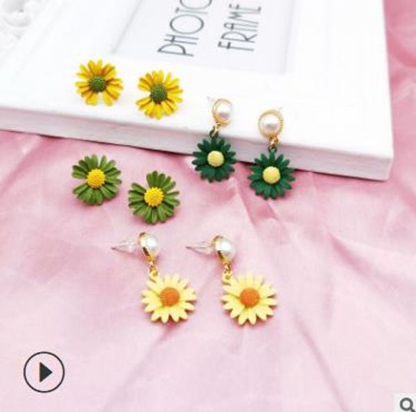 

the new korean version of the spring flower vibrato with the same paragraph s925 silver girl model small daisy flower simple earrings