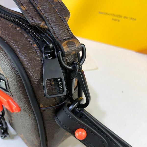 

2020 2019 single shoulder bag for men and women, handbag. fashion debut, suitable for all kinds of street shooting, classic looks different