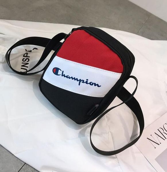 

Famou brand de igner mini cro body bag champion embroidery luxury me enger bag men women houlder cro body bag zipped 3 color