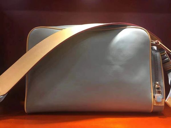 

2019,gray, men's simple and comfortable backpack, suitable for daily schoolbags, classic fashion mailbags. one shoulder bag. handbag