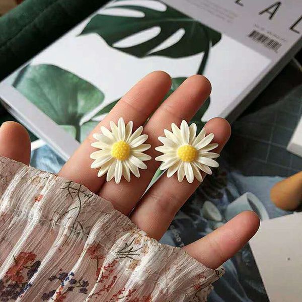 

white chrysanthemum earrings female 925 silver hipster elegant wind earrings hole-screw earmuffs earmuffs