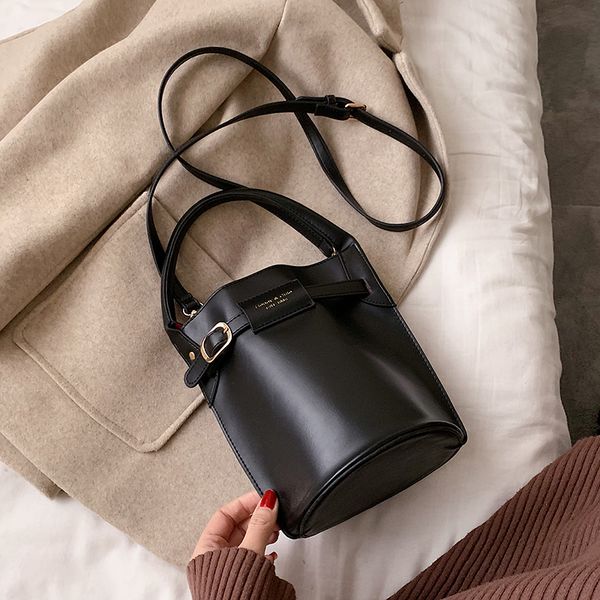 

2020 winter new women's bag fashion wild shoulder bag ins super fire messenger solid color pu bucket handbag