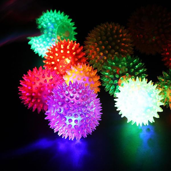 2018 Hot Venda de borracha macia flash Bola de Pet Hedgehog Bouncing Ball flash farpado Bola Flash Led Pet Interativo Brinquedos DHL