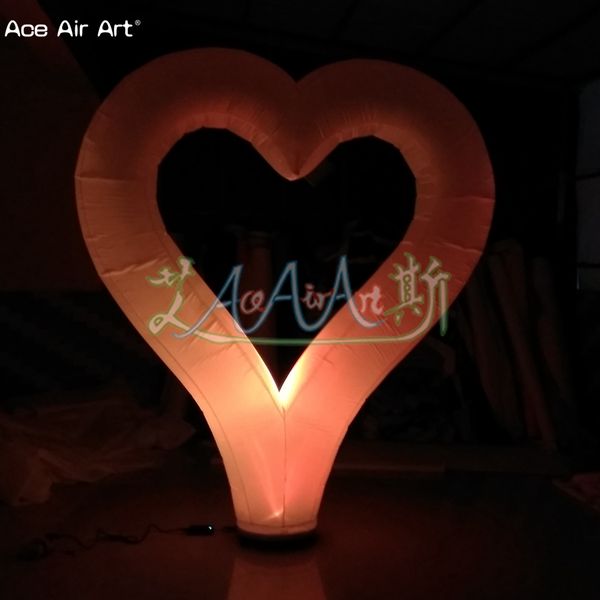 2,4 m hoch. Erstaunliche dekorative LED-Beleuchtung. Aufblasbarer herzförmiger Herzballon für Valentinstag-Dekorationen