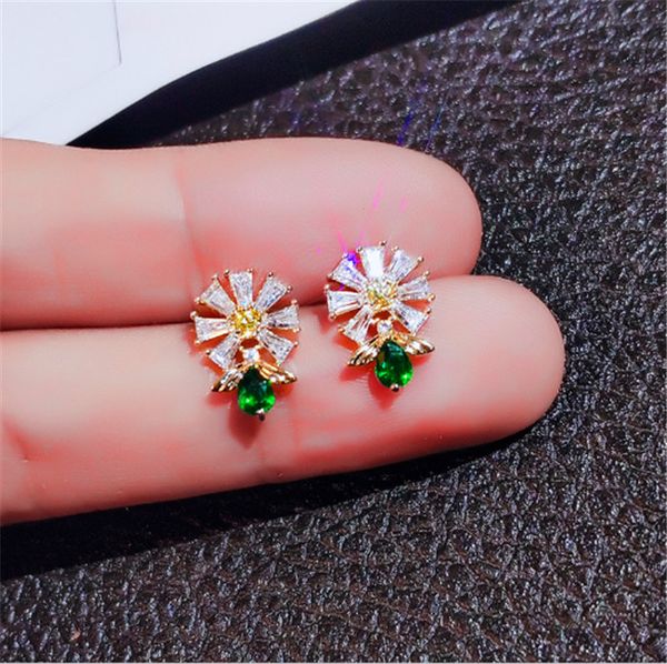 

2020 designer jewelry new small daisy temperament earrings high-quality green zircon sterling silver earrings simple cold wind luxury earrin, Golden;silver