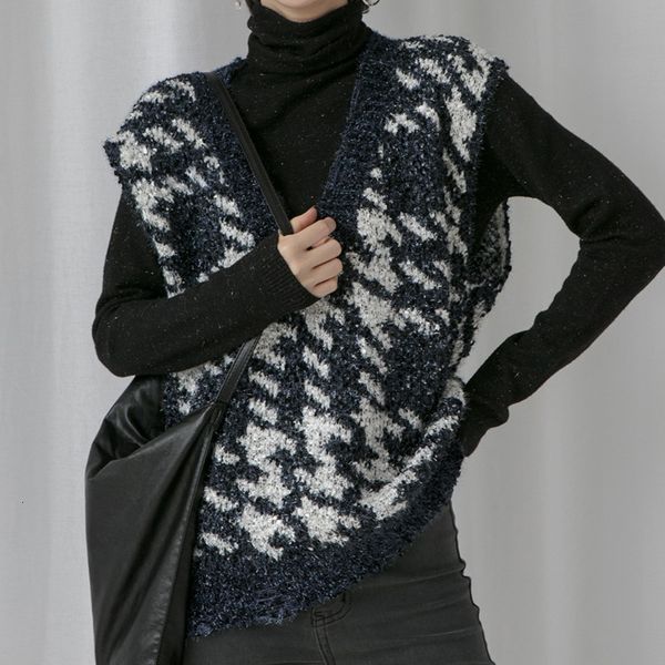 

fashion tide autumn and winter new fashion retro v-neck plaid hole sleeveless elegant knit vest female pb712, Black;white
