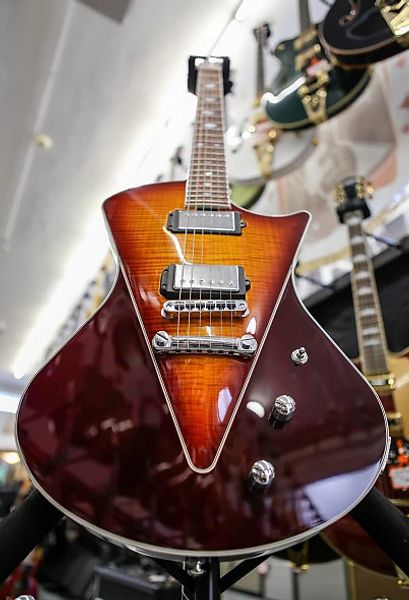 NOVO Custom Shop Ernie Ball Music Man Armada Dividido Sunburst 2014 guitarra elétrica V bookmatched Flame Bege top, HH Humbucking Pickups