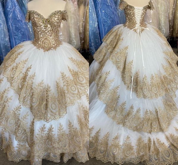 Glamouröse goldene Spitze Sweet 15 Quinceanera-Kleider, Ballkleider, schulterfrei, dreilagige Überröcke, Schnür-Abschlussball-Partykleid, Abendkleider