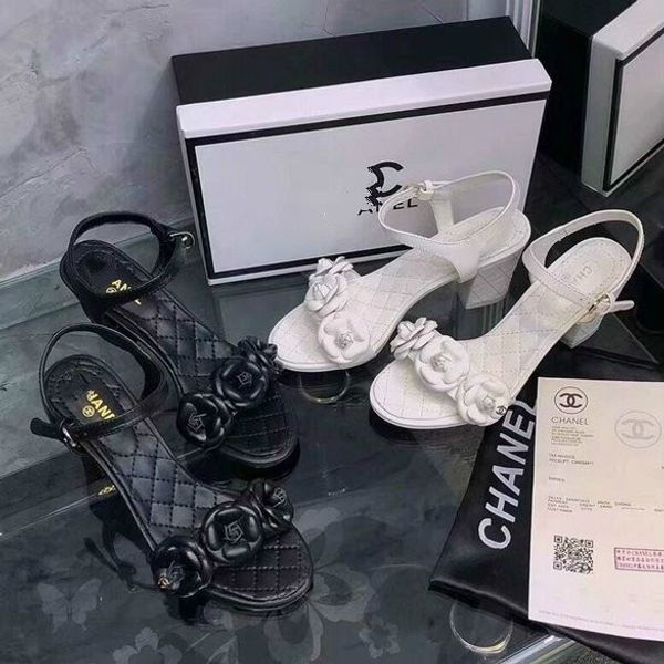 

Женские весной и летом 2019 года новые тенденции моды толстые с камелией сандалии для женщин