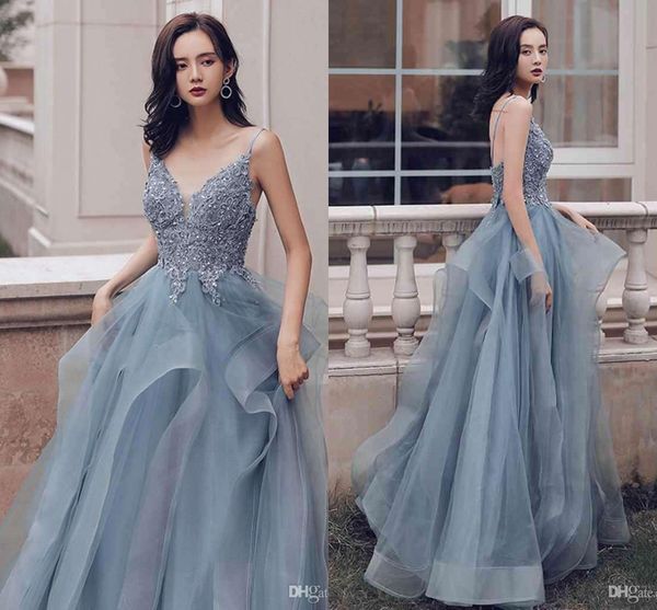 Sexy Tulle grigio senza spalline Abiti da ballo lunghi Scollo a V con perline Applique in pizzo con perline Abito da sera formale senza schienale Abito da sera