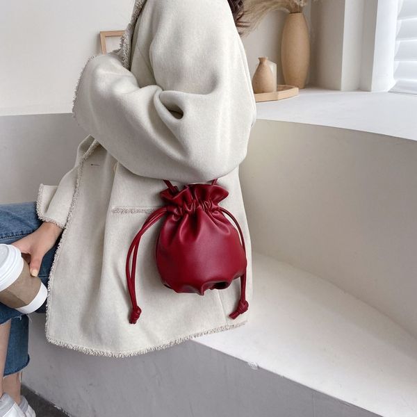 

2020 женские сумки на ремне, вскользь новый кулиской bucket bag wild ниша коммуникатор малый fragrance