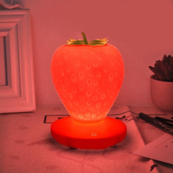 Lampada da tavolo a forma di fragola a LED per bambini Lampada da tavolo con sensore tattile in silicone Luce notturna per regali di decorazione della festa nuziale di compleanno Xmax