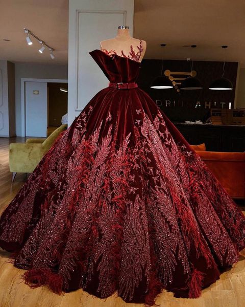 Nuovo abito da ballo con paillettes scintillanti di lusso Abito da sera formale in velluto bordeaux vintage con piume Abiti lunghi Quinceanera