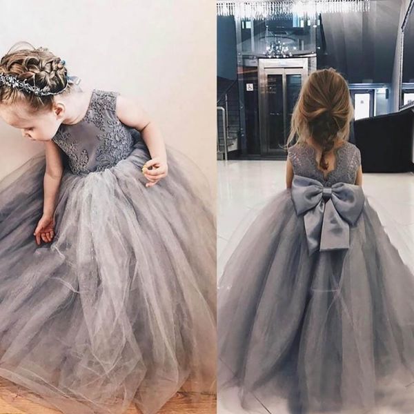 Abiti da spettacolo per ragazze grigio argento Design carino Grande fiocco in pizzo Tulle Sweep Train Abito da ballo Abiti da festa Abito da ragazza di fiori personalizzato