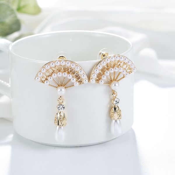 

2020 new fashion jewelry small pearl street shoot designs women fan stud earrings, Silver