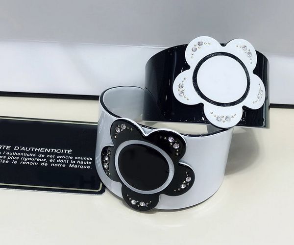 

6.5cm New Classical European Black white fashion acrylic flower bracelet Hand ornaments Bangle accessories for VIP gift 2pcs/lot