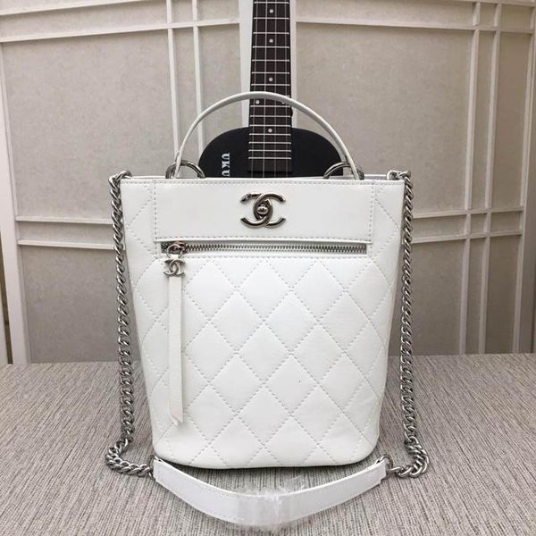 

new classic fashion designer bag are compact deluxe bag easy to carry, hand bags with good leather quality number: 102 3001-2