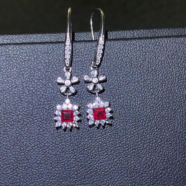 

925 silver natural dove blood ruby stud earrings, 925 silver inlaid the main stone is 3.5 mm. crystal clean and beautiful colors, Golden;silver