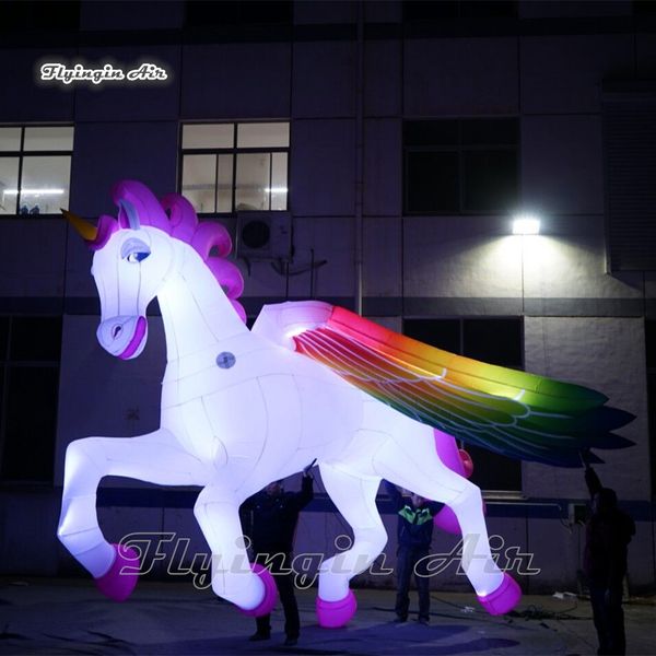 Unicorno volante gonfiabile gonfiabile di illuminazione decorativa della fase 5m Unicorno variopinto gigante della mascotte animale mitica gigante con le luci del LED per l'evento della festa di concerto