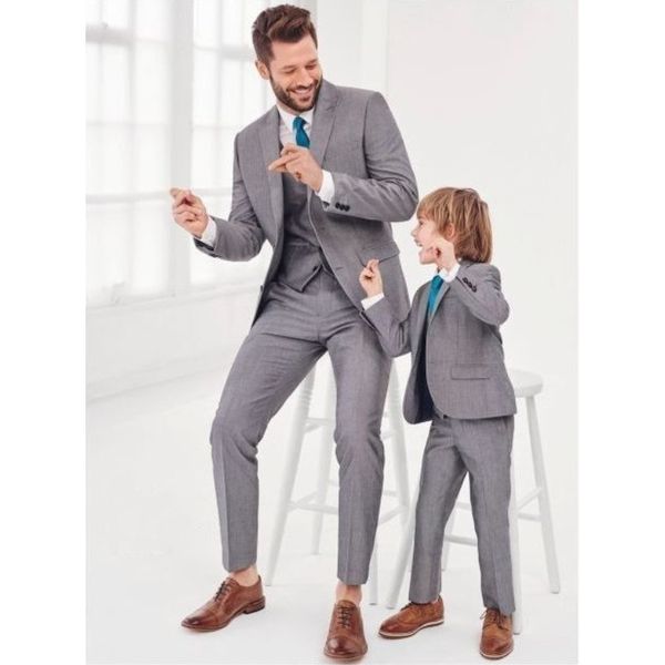 Hübscher grauer Bräutigam-Smoking mit spitzem Revers, Herren-Eltern-Kind-Anzug für Jungen, Party-Blazer, Weste und Hose, K: 47