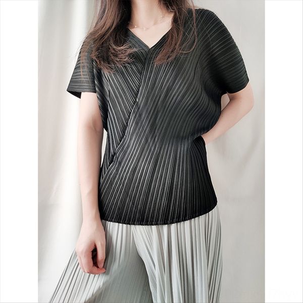 

three-house pleated short-sleeved t-shirt loose trend 2020 v-neck three-house pleated short-sleeved t-shirt women's loose trend 2020 wo, White