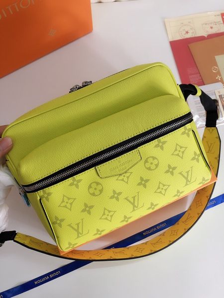 

messenger bag classic fashion model 2019 explosive european and american style size: 29.5*20*10.5 cm freight lv018, Black