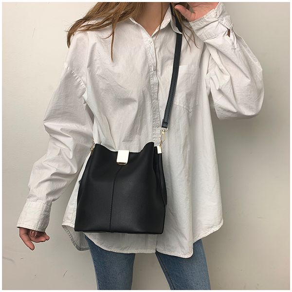 

2020 new women's shoulder bag new wave korean version of the textured shoulder messenger fashion texture bucket bag