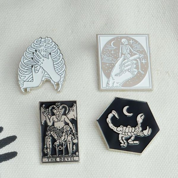 

4шт / set сатана rib cage scorpion скелет дьявол эмаль брошь одежда pin кнопка знак dark подарок ювелирные изделия для женщин мужчин friend, Black;gray