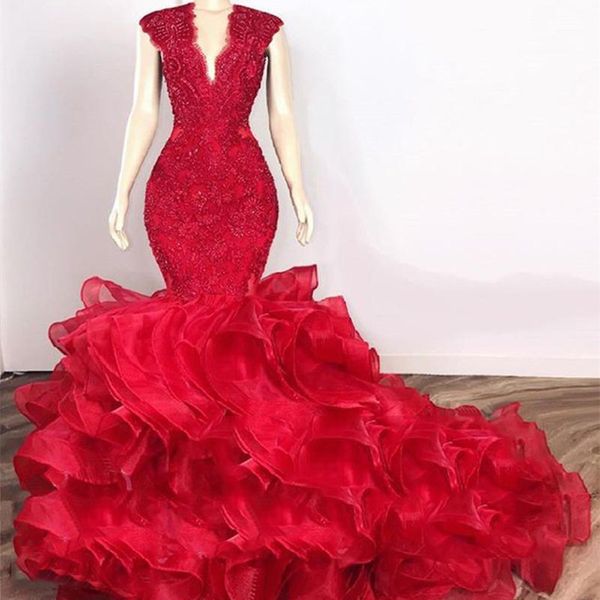 Rote Meerjungfrau-Abendkleider 2020, luxuriöses Spitzen-Perlen-Oberteil, abgestufte Rüschen, Ballkleider, maßgeschneidertes Sweep-Zug-Kleid für besondere Anlässe