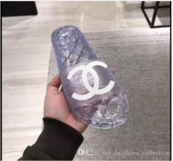 

Designer Transparent Slippers 19ss Spring And Summer PVC Sandals Slippers Transparent New Crystal Female Shoes Sand Beach Cool Slippers