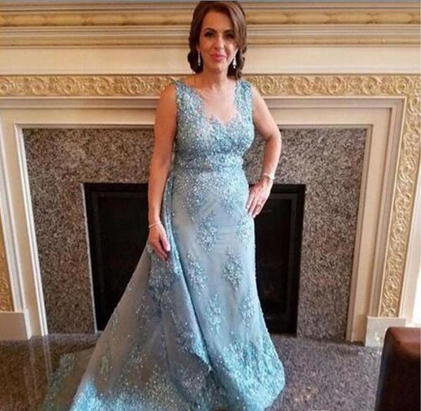 2020 Sky Light Blue Mãe da noiva vestidos vintage applique Renda Beading Varrer Train Formal Evening Vestidos V Neck mangas Zip Voltar