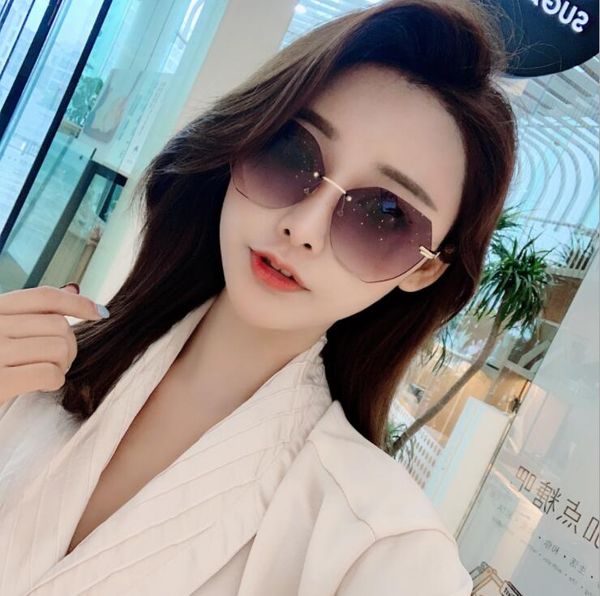 

2020 новая солнцезащитные очки без оправы женской моды в европе и тенденция соединенных штатов с алмазом солнцезащитных очков модного металл, White;black