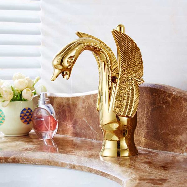 Rubinetto antico europeo interamente in rame placcato in oro con piattaforma per rubinetto Swan bacino caldo e freddo