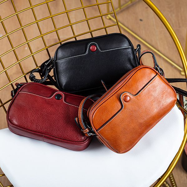 

in autumn 2019, the new oblique span female bag with one shoulder covers the ancient square bag zipper