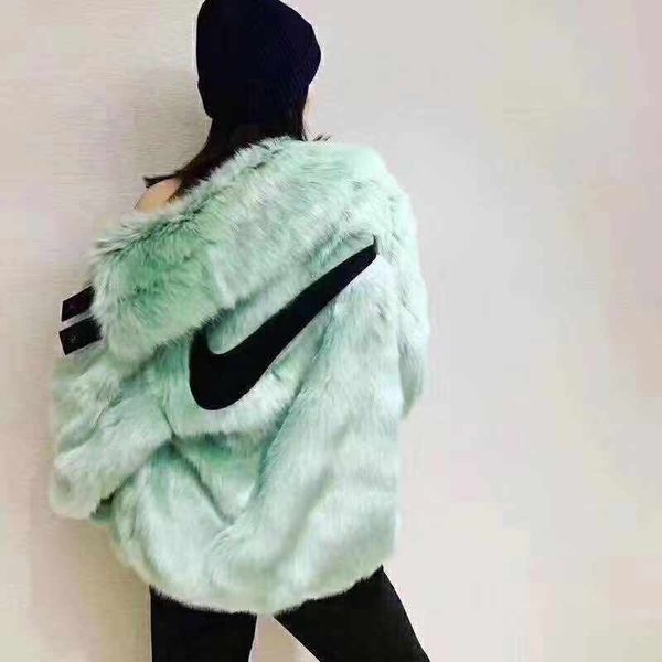 

пара стоять воротник из искусственного меха звезда в том же стиле с длинным рукавом Нового дизайна женских мужчин 2-х сторон, носящего логотип письма вышивки пальто casacos