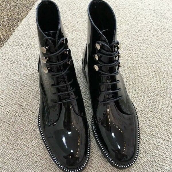 

2019 genuine leather thick heel round toe lace up winter superstar luxury punk rock metal rivets fasteners ankle boots l99 y200115, Black