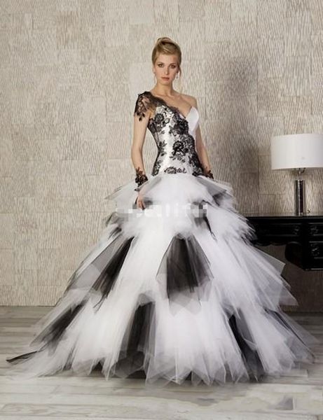 Abito da ballo medievale in bianco e nero Abiti da sposa gotici Una spalla Gonna con volant in pizzo nero Corsetto posteriore Abito vintage non bianco da donna