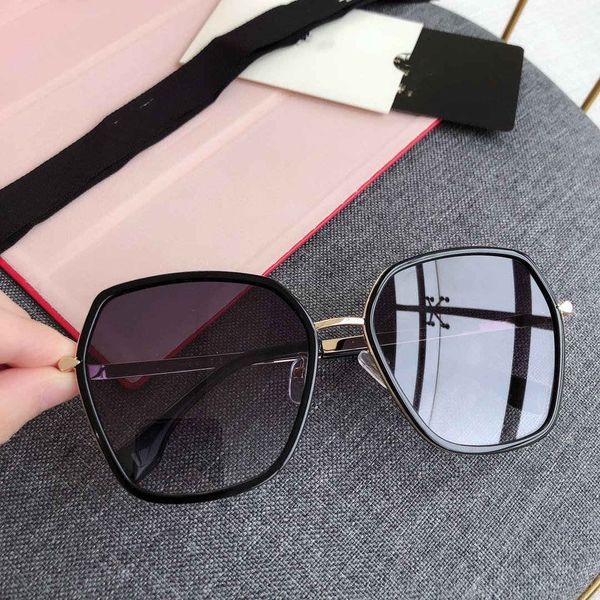 

luxury classic sunglasses for ladies, outdoor shopping drive sunscreen round men's glasses ff0262s, White;black
