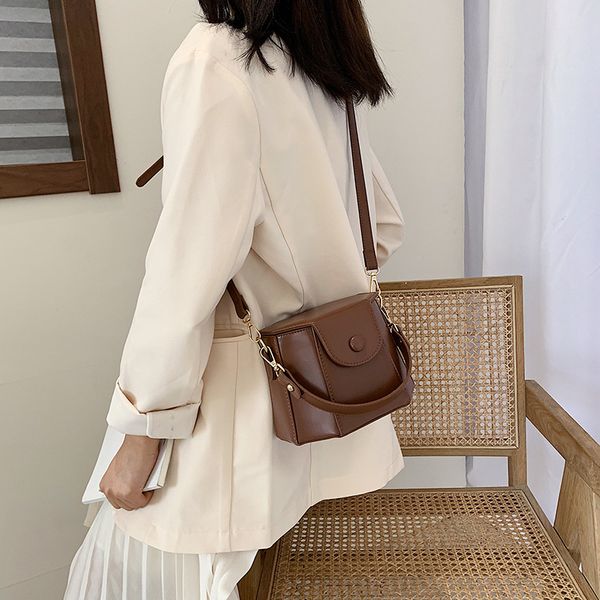 

retro texture women's bag 2019 autumn and winter fashion slung bucket bag version of wind solid color shoulder