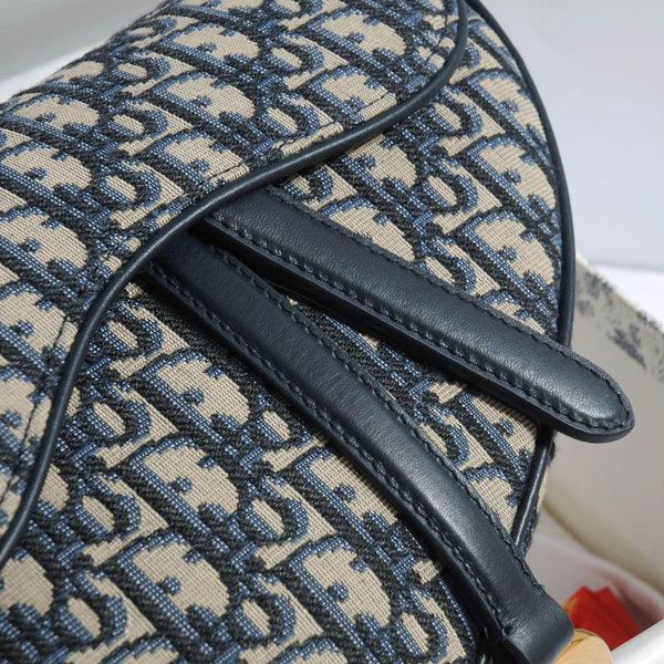 

classic lady's handbag, large saddle bag, high-end customized quality, fashion, business trend, leisure, lightweight and practical
