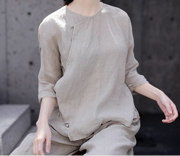 

2020 summer new pure linen light round collar chinese plate buckle seven sleeve modified loose inclined shirt women 7.5.20, White