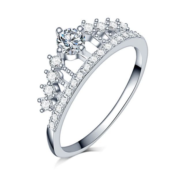 Anello di fidanzamento con anello di fidanzamento con corona di diamanti in argento sterling 925 della principessa Regina di lusso con pietra zircone trasparente piena. Ragazze dell'alleanza cocktail