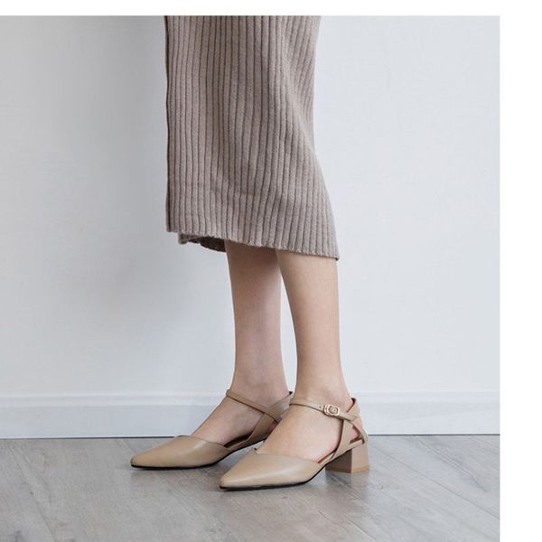 

baotou sandals female 2019 summer new word buckle leather shallow mouth with wild pointed thick back with empty women's shoes, Black