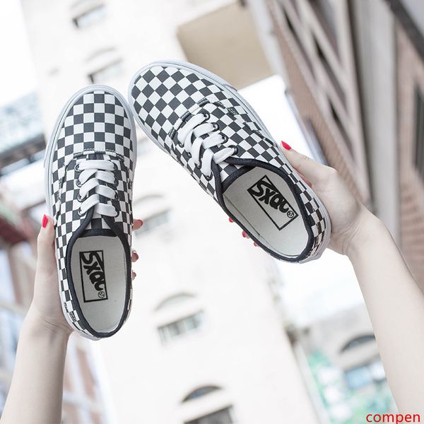 

spring and summer new wild student canvas shoes female korean version of black and white lattice skateboard lovers flat