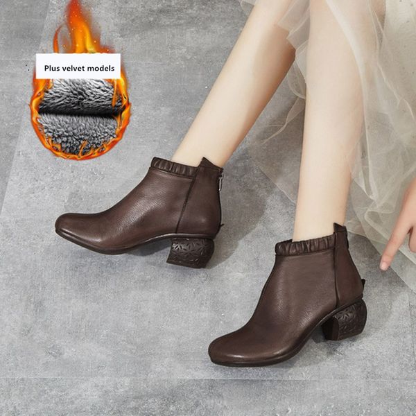 

2019 autumn and winter new retro women's boots ethnic style short boots women's soft bottom thick heel leather mid-heel, Black