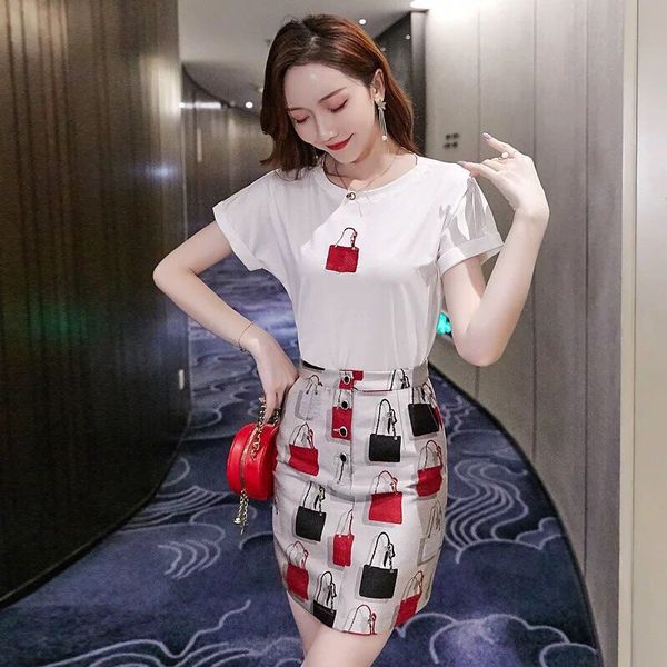 

2020 luxury d новых лидирующий возраст снижающих западная мода костюм двухсекционной вокруг шеи простой и элегантный футболка с жаккардовой, White