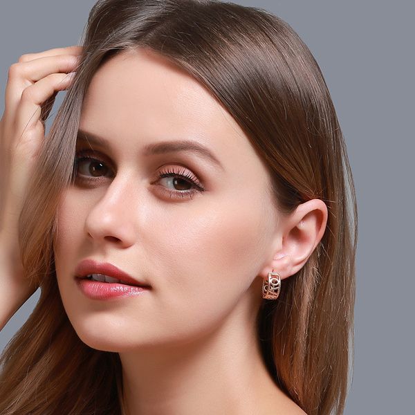 

20pcs / lot европа стиль письмо серьги стержня выдалбливают металла круг ушные петли для женщин одеваем любовь вы серьги уха ювелирные аксес, Golden