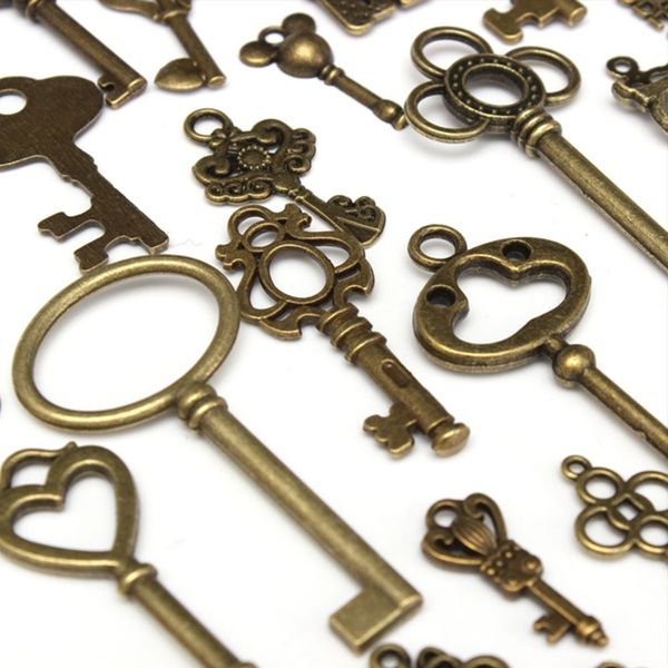 

set of 69 vintage old look keys necklace pendant, Bronze;silver